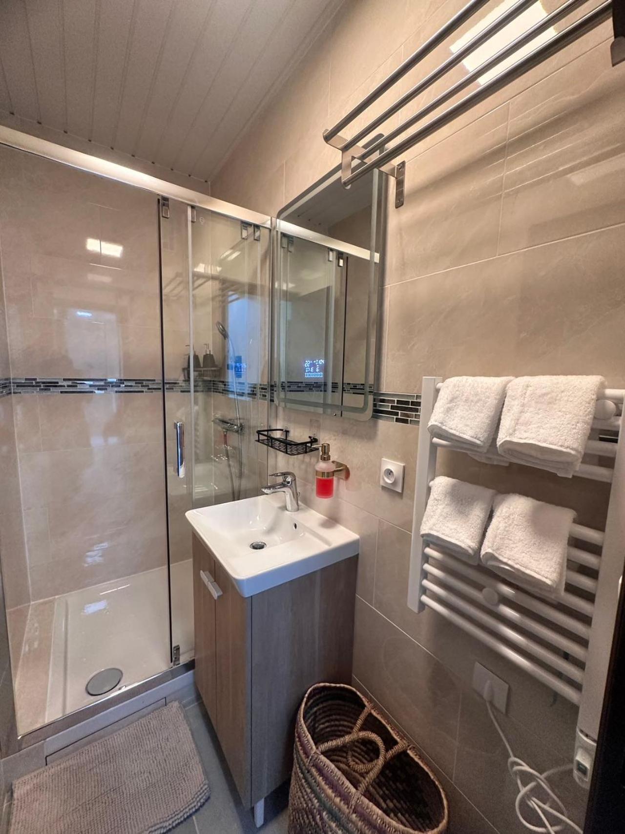 Superbe Appartement Renove Au Coeur De La Capitale París Exterior foto